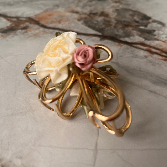 مشبك شعر ذهبي شكل فراشة Golden butterfly hair clip