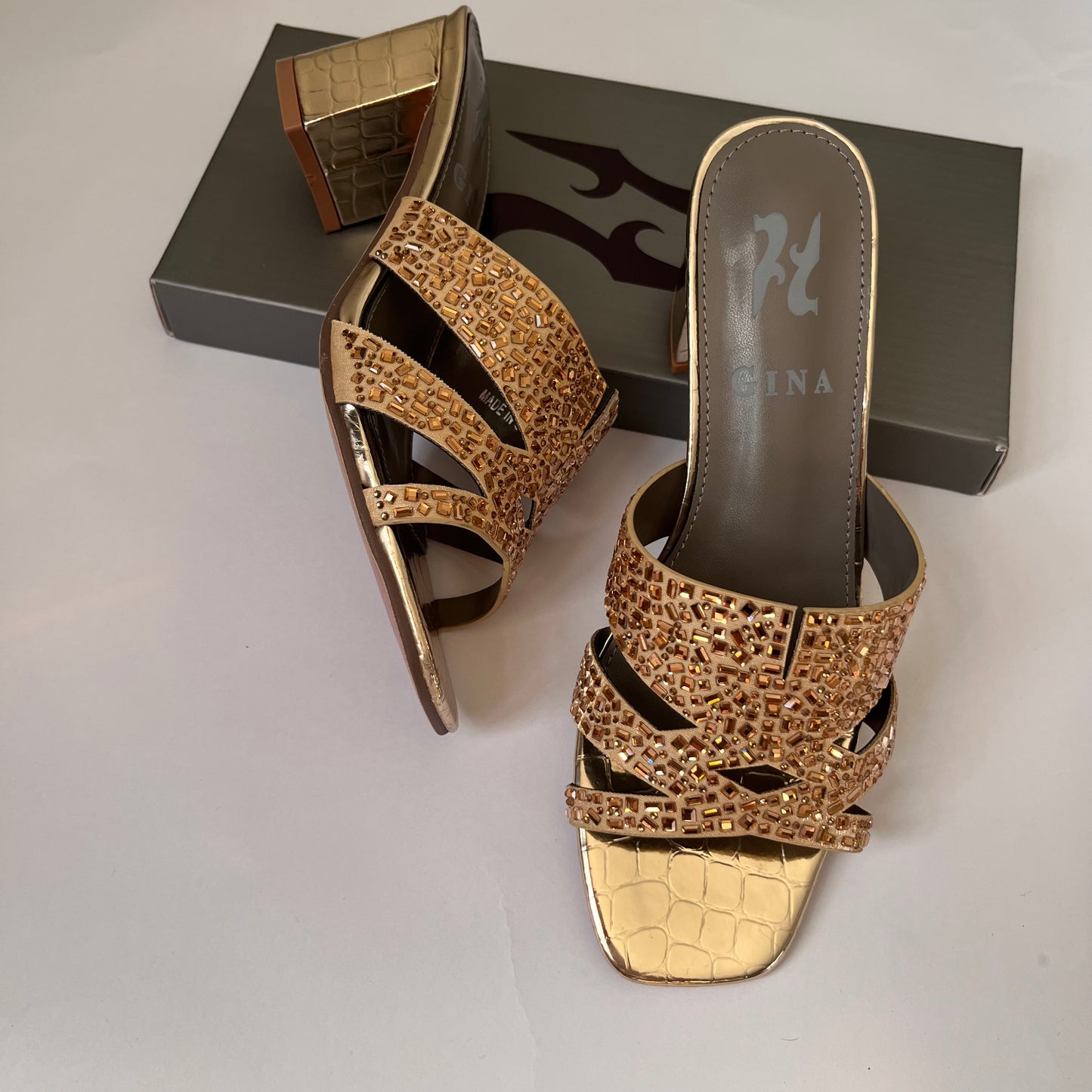حذاء نسائي صندل بمقدمة مربعة وكعب عريض ذهبي  Gold square toe sandal block heel