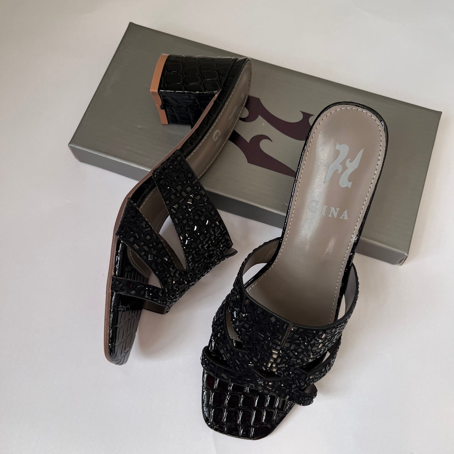حذاء نسائي صندل بمقدمة مربعة وكعب عريض أسود  Black square toe sandal block heel