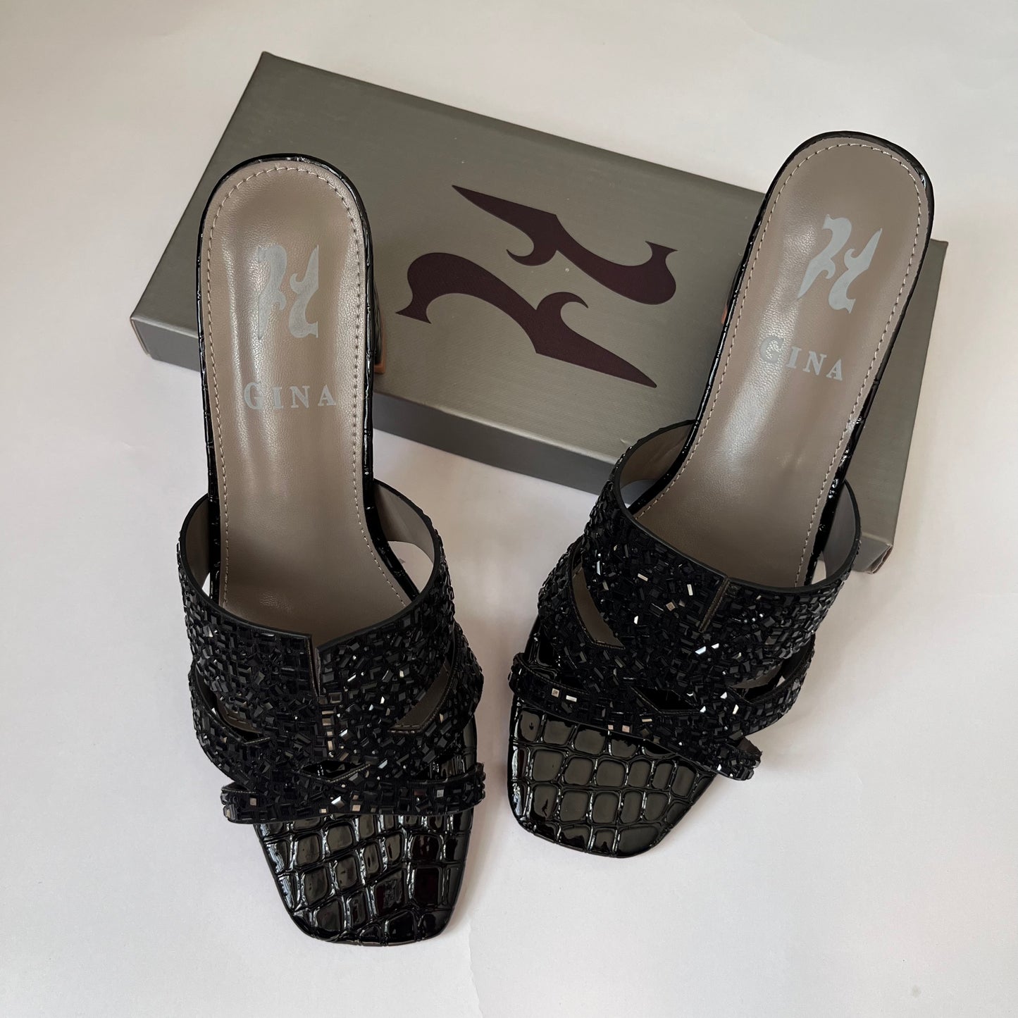 حذاء نسائي صندل بمقدمة مربعة وكعب عريض أسود  Black square toe sandal block heel