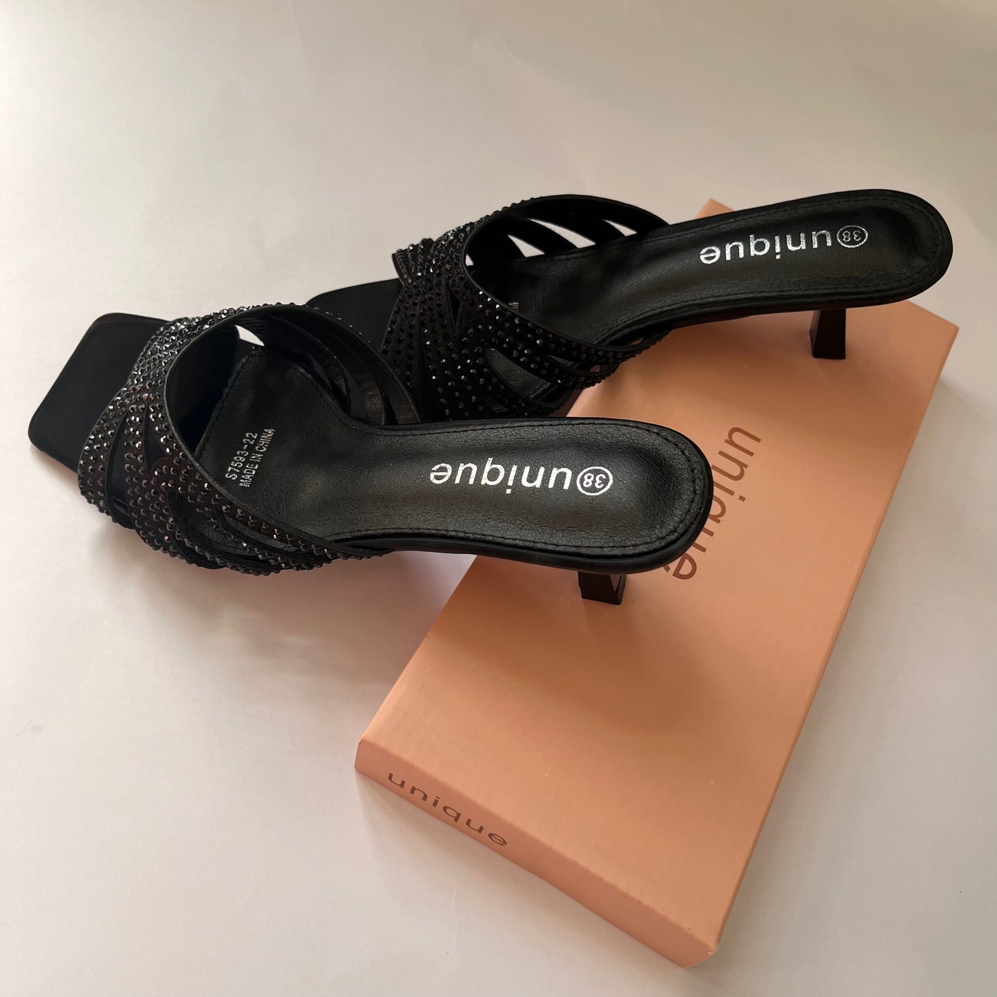 صندل نسائي بمقدمة مربعة وكعب عريض أسود  Black square toe sandal block heel