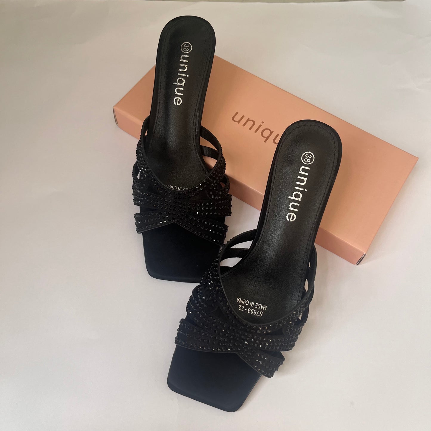 صندل نسائي بمقدمة مربعة وكعب عريض أسود  Black square toe sandal block heel