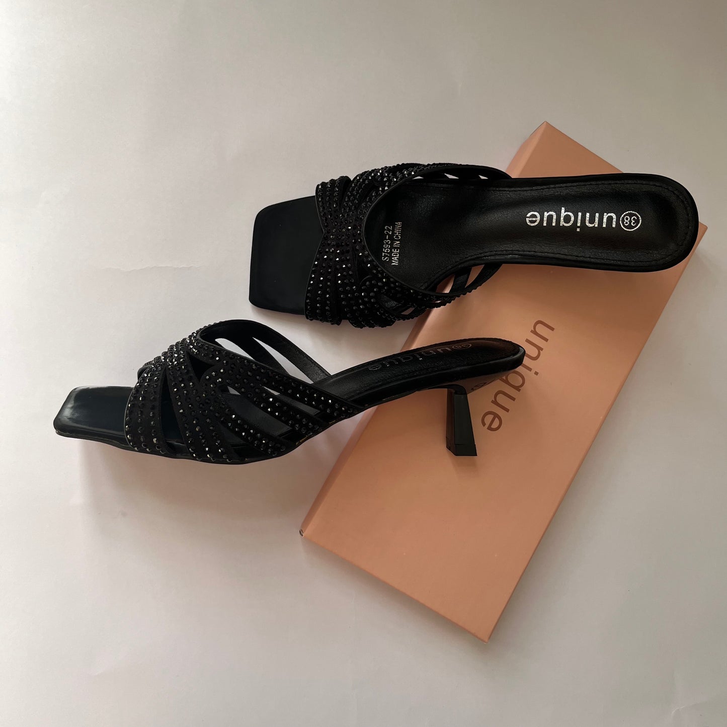 صندل نسائي بمقدمة مربعة وكعب عريض أسود  Black square toe sandal block heel