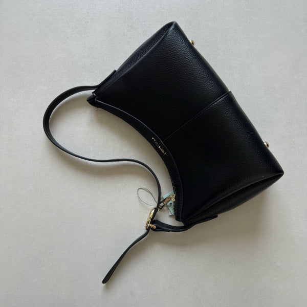 شنطة كريسبيلا حجم وسط أسود&nbsp;
Chrisbella Black hand bag

الستايل : يومي كاجوال
&nbsp;اللون : أسود
الحجم : متوسط
المادة الخارجية : جلد
النمط : مزين بشعار الماركة
إغلاق/ الرباط: سحاب
