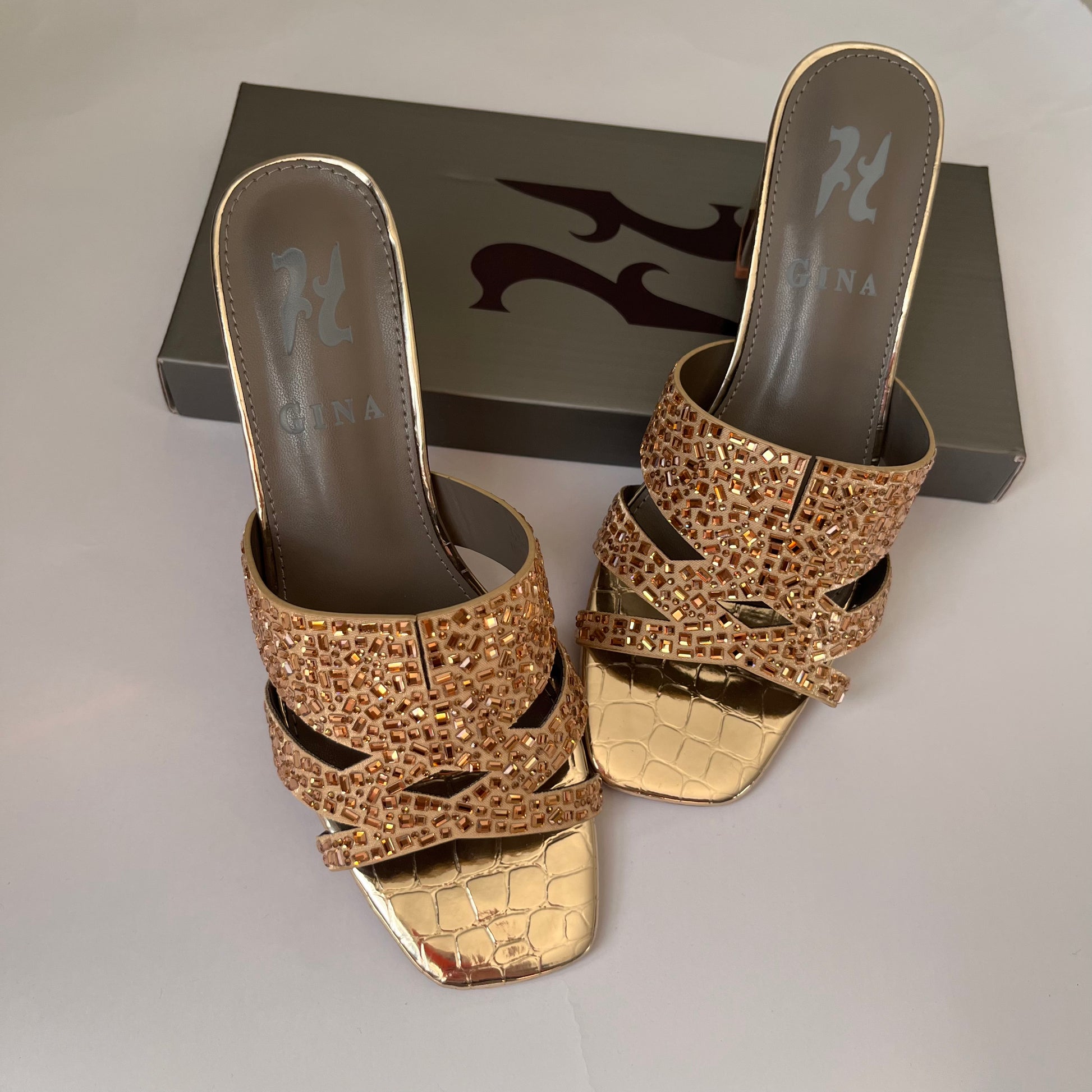 حذاء نسائي صندل بمقدمة مربعة وكعب عريض ذهبي  Gold square toe sandal block heel. 