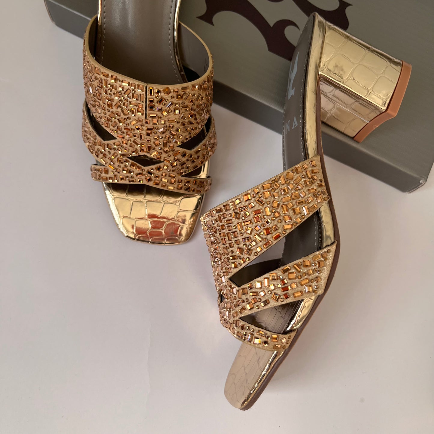 حذاء نسائي صندل بمقدمة مربعة وكعب عريض ذهبي  Gold square toe sandal block heel
