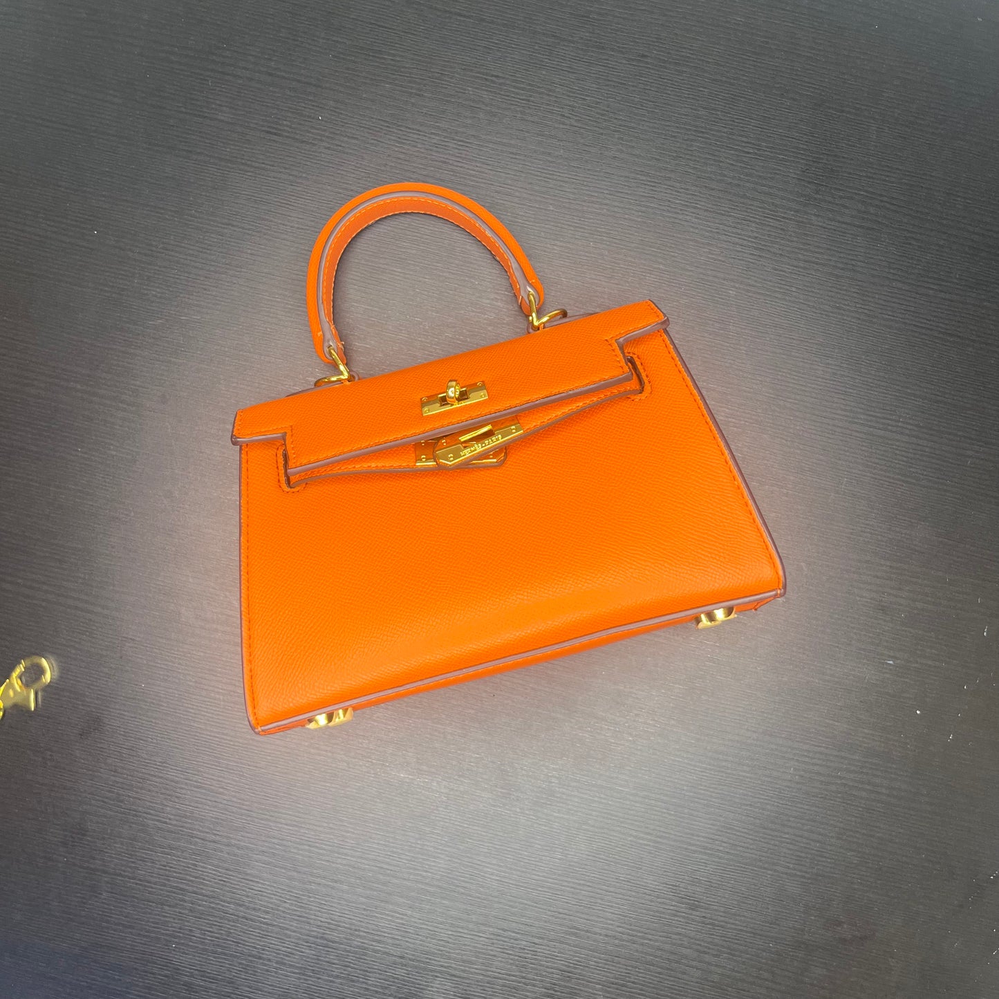 شنطة ميني بلون برتقالي صغيرة  Mini orange shoulder bag