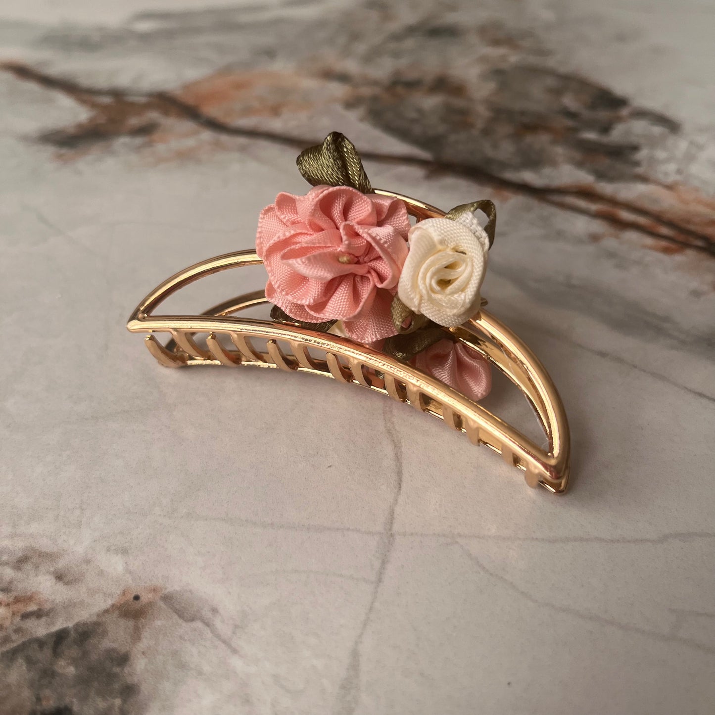 مشبك شعر ذهبي صغير  Small golden hair clip