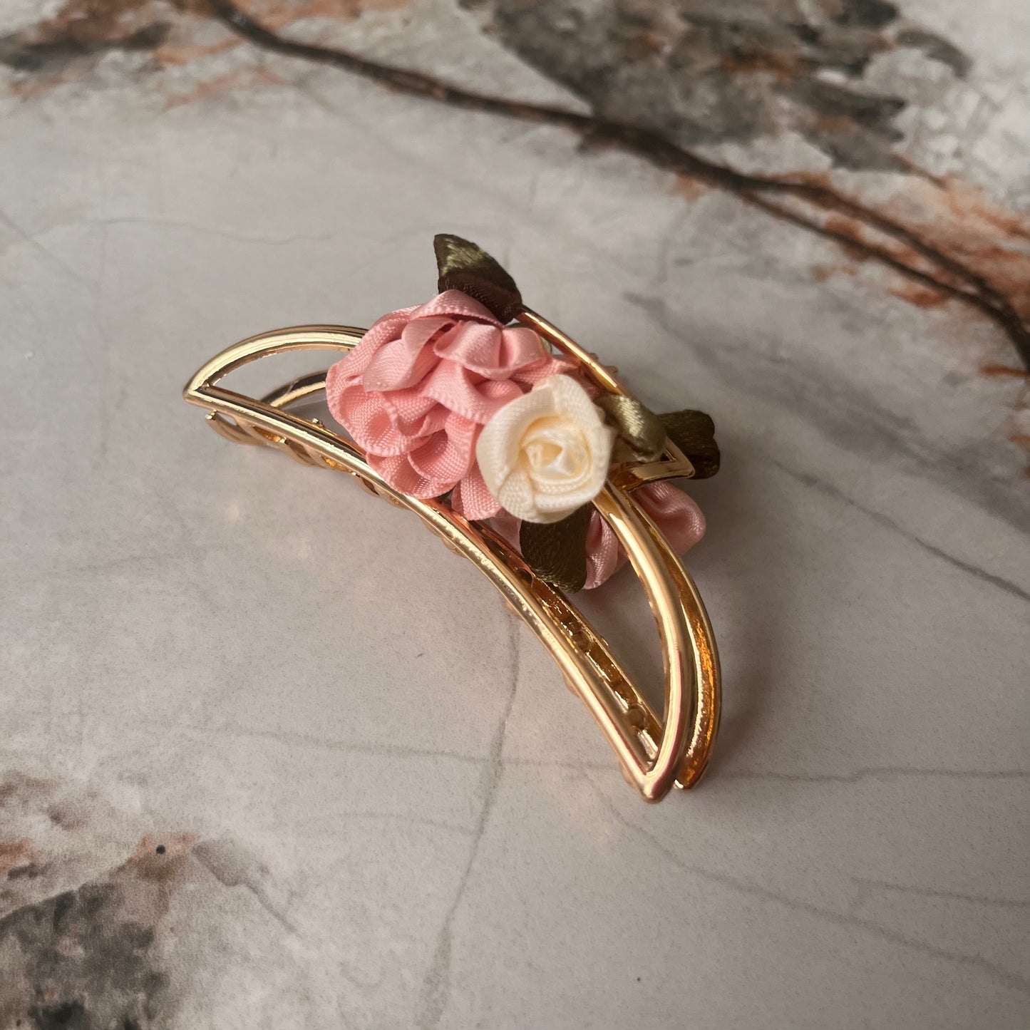 مشبك شعر ذهبي صغير  Small golden hair clip
