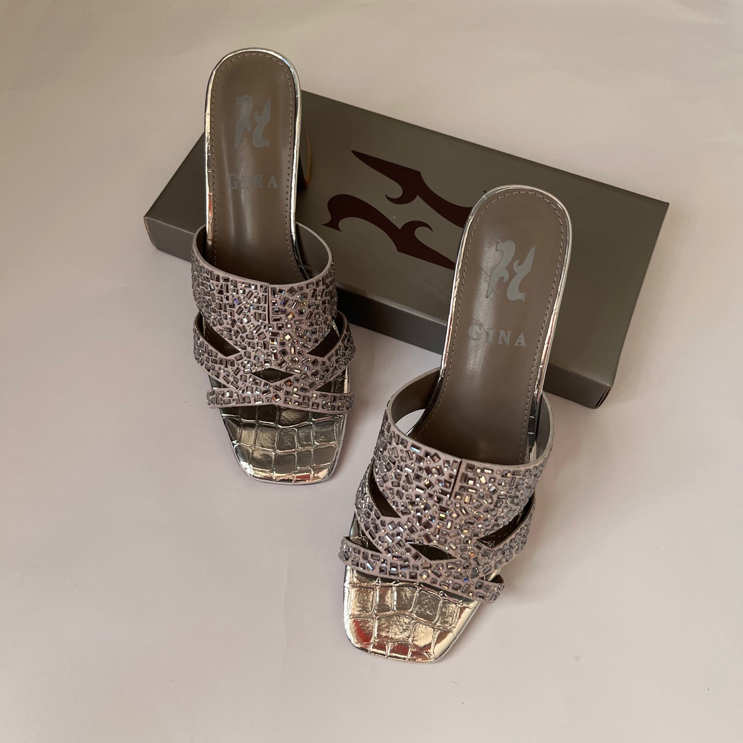 حذاء نسائي صندل بمقدمة مربعة وكعب عريض فضي  Silver square toe sandal block heel