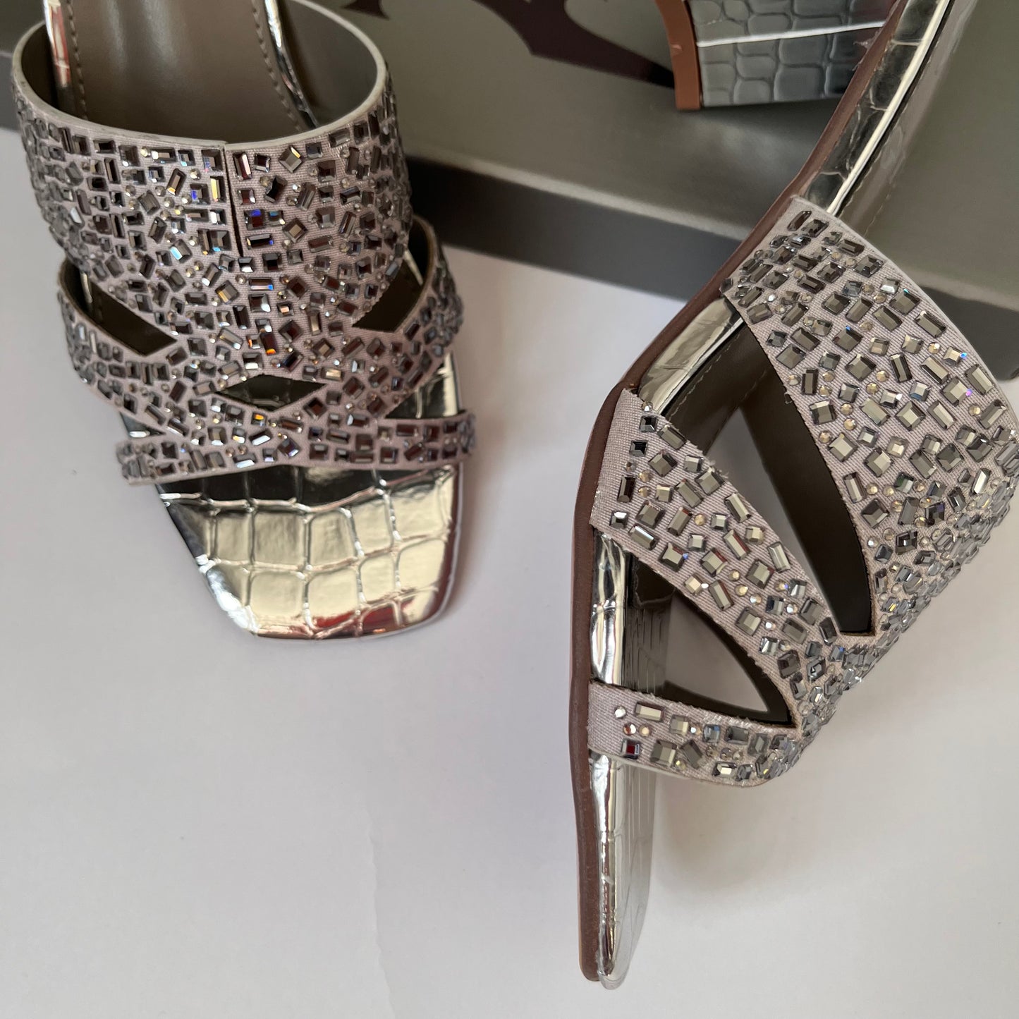 حذاء نسائي صندل بمقدمة مربعة وكعب عريض فضي  Silver square toe sandal block heel